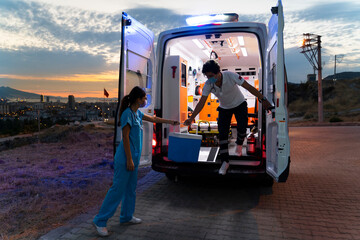Ambulance staff, rushing for transplantation