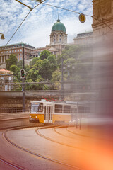 Tradycyjny żółty tramwaj w okolicach Zamku Królewskiego w Budapeszcie - obrazy, fototapety, plakaty