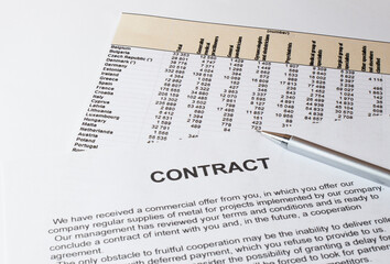 Obraz premium Pen on the contract papers