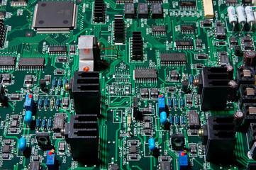 整然と並ぶ集積回路と抵抗類とトランス