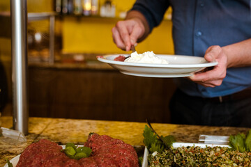 Pessoa se servindo em buffet