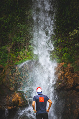Joven observa la caída del agua desde lo alto. 
Young man watches the water fall from above.
