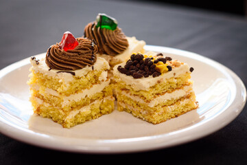 Exquisitas confituras dulces sobre el plato en vista lateral