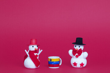 adornos de navidad con fondo de colores y hombre de nieve, taza con la bandera de venezuela