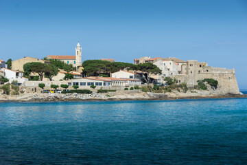 Blick vom Meer auf Algajola auf Korsika