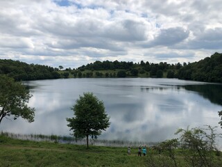 Wolken spiegeln im See