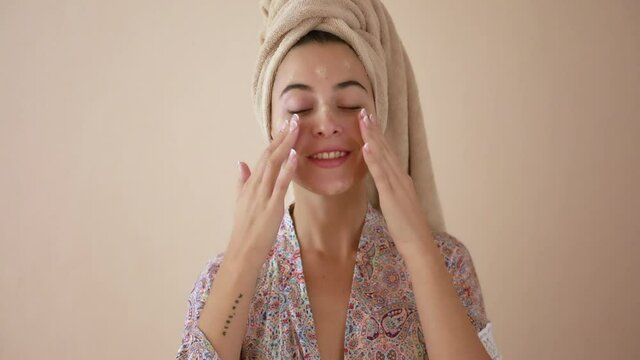 Joven Mujer mexicana probando crema humectante facial producto de belleza feliz sonriente