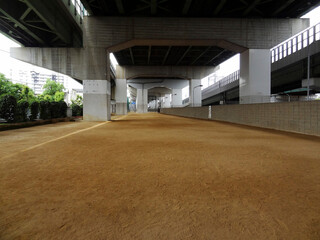道路高架下の広場
