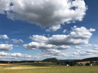Wolken mit Feldlandschaft