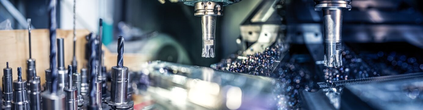 Industrielle Fertigung in der Industrie // CNC Fr&auml;ser bearbeitet Metallblock aus Edelstahl.