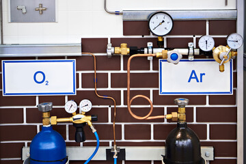 Oxygen and argon cylinders and manometers