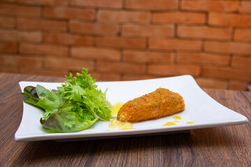 Crispy cheese with salad to accompany