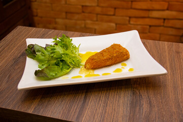 Crispy cheese with salad to accompany