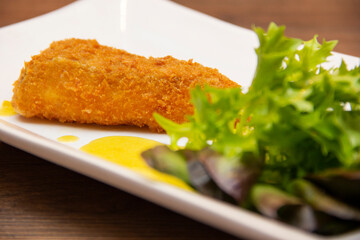 Crispy cheese with salad to accompany