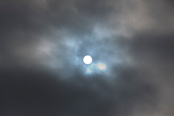 Naklejka na ściany i meble 雲間から見える太陽