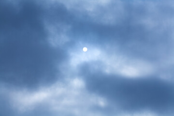 雲間から見える太陽