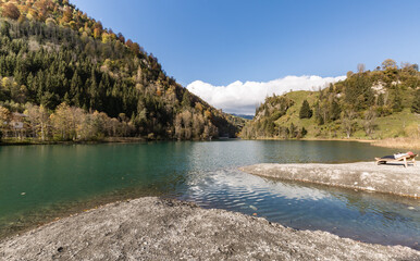 Seelandschaft mit grünem Wasser zum Relaxen.
