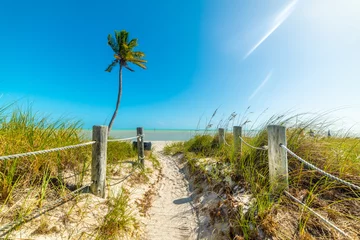 Tuinposter Afdaling naar het strand Blauwe lucht boven de ingang van Smathers Beach in Key West