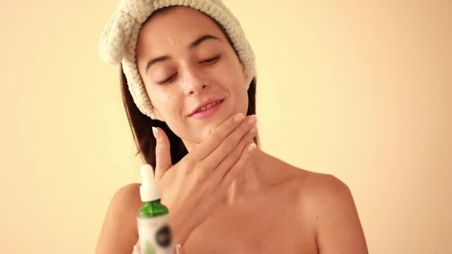 Joven Mujer mexicana probando crema humectante facial producto de belleza feliz sonriente