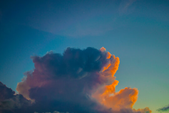 nubes rojas en el cielo azul