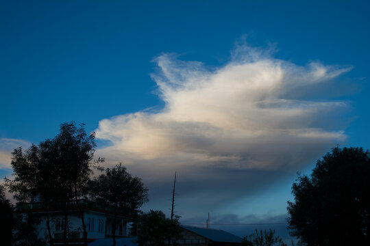 nubes en el cielo blanco y azul 