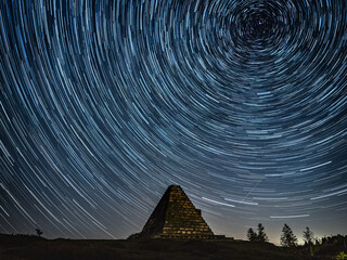 LA PIRAMIDE Y LAS ESTRELLAS