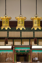 河合神社舞殿の燈籠