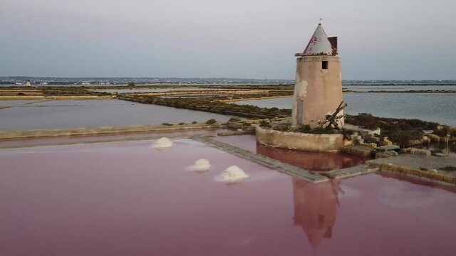 Vista aerea di isola Lunga, Marsala, una vecchia salina ai confini con il mare.  