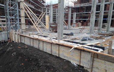 Lavori in corso nel cantiere edile per costruire case e uffici - business