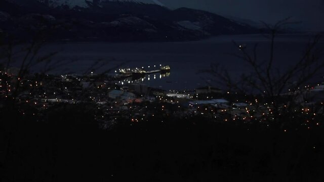 Puerto de la ciudad de Ushuaia de noche.