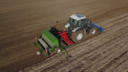 Landwirtschaft: Traktor mit Sämaschine bei der Drillsaat auf einem Acker © keBu.Medien