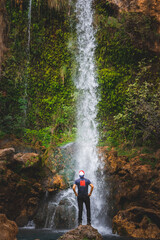 Obraz premium Explorando nuevos lugares, nuevas metas. Exploring new places, new goals. 