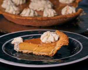 rebanada de pie de calabaza sobre fondo negro toma lateral 