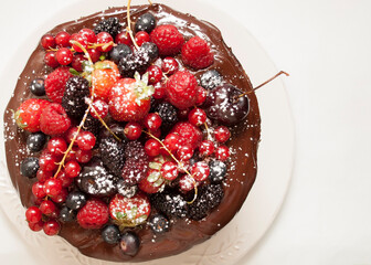 Naked cake chocolate with red berries