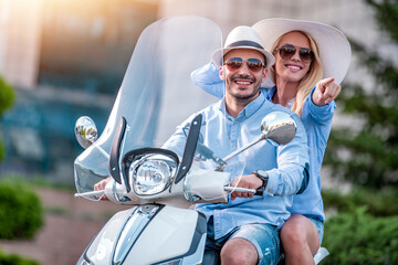 Naklejka premium Happy couple on scooter