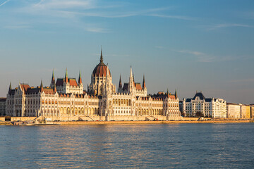 Fototapeta na wymiar ハンガリー　ブダペストのドナウ川沿いに建つ国会議事堂