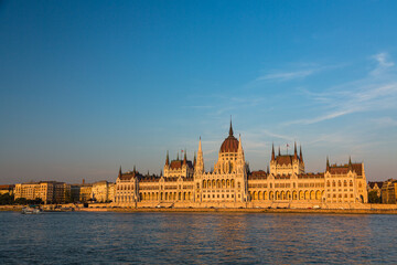 Fototapeta premium ハンガリー ブダペストのドナウ川沿いに建つ国会議事堂