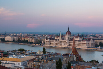 Fototapeta na wymiar ハンガリー　夕暮れ時のブダペストの国会議事堂とドナウ川