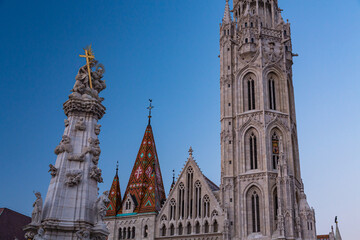 Fototapeta na wymiar ハンガリー　ブダペストのマーチャーシュ聖堂と三位一体の像