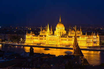 Naklejka na ściany i meble ハンガリー　ブダペストのライトアップされた国会議事堂とドナウ川の夜景