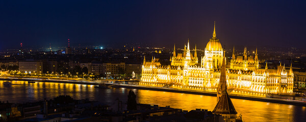 Plakat ハンガリー　ブダペストの漁夫の砦から見えるライトアップされた国会議事堂とドナウ川の夜景