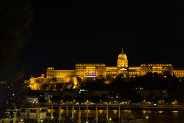 ハンガリー　ライトアップされたブダペストのブダ城