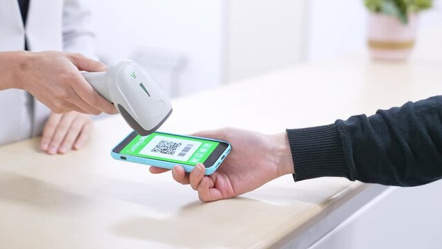 キャッシュレス決済　スマホ決済　QRコード決済　スローモーション
