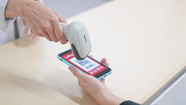 キャッシュレス決済　スマホ決済　QRコード決済　スローモーション