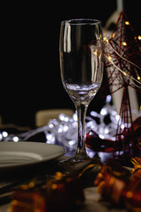 mesa para las fiestas de navidad y año nuevo con plato copa cubierto sobre madera y adornos navideños luces boketh 2020 año nuevo 
 2021 verano hemisferio sur