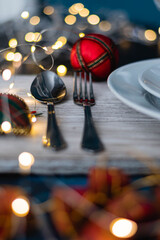 mesa para las fiestas de navidad y año nuevo con plato copa cubierto sobre madera y adornos...