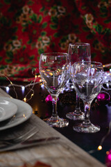 mesa para las fiestas de navidad y año nuevo con plato copa cubierto sobre madera y adornos navideños luces boketh 2020 año nuevo 
 2021 verano hemisferio sur