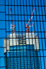 窓ガラスに映る建設中のビル
