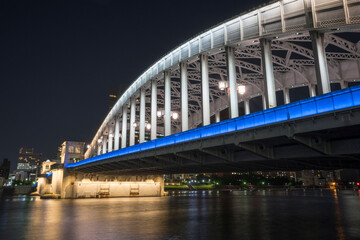 ライトアップした隅田川に架かる勝鬨橋の風景