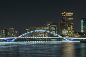 Obraz premium 明かりの灯った築地大橋